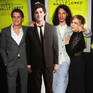 Johnny Simmons, Ezra Miller, Mae Whitman in The Los Angeles Premiere of The Perks of Being a Wallflower - Arrivals