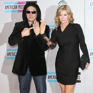 Gene Simmons, Shannon Tweed in 2011 American Music Awards - Arrivals