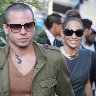 Casper Smart, Jennifer Lopez in The Grand Opening of Robert Earl's Planet Dailies-Mixology 101
