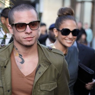 Casper Smart, Jennifer Lopez in The Grand Opening of Robert Earl's Planet Dailies-Mixology 101