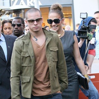 Casper Smart, Jennifer Lopez in The Grand Opening of Robert Earl's Planet Dailies-Mixology 101