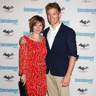 Renee Felice Smith, Barrett Foa in Comic Con 2011 Day 3 - Entertainment Weekly Party - Arrivals