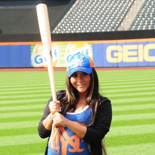 Snooki in Snooki Meets The New York Mets Third Basemen David Wright
