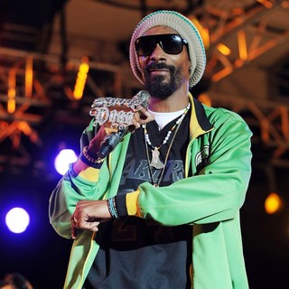Snoop Dogg in Snoop Dogg Performing at Sunfest