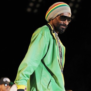 Snoop Dogg in Snoop Dogg Performing at Sunfest