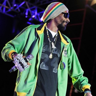 Snoop Dogg in Snoop Dogg Performing at Sunfest