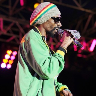 Snoop Dogg in Snoop Dogg Performing at Sunfest