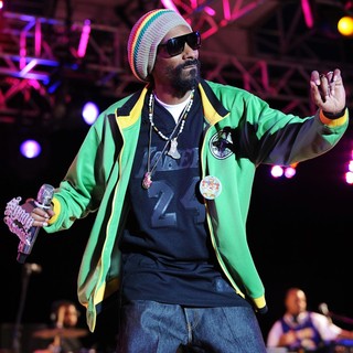Snoop Dogg in Snoop Dogg Performing at Sunfest
