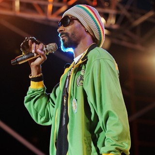 Snoop Dogg in Snoop Dogg Performing at Sunfest