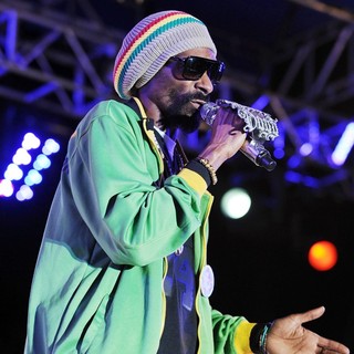 Snoop Dogg in Snoop Dogg Performing at Sunfest