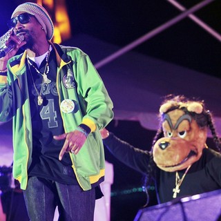 Snoop Dogg in Snoop Dogg Performing at Sunfest