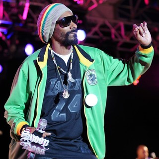 Snoop Dogg in Snoop Dogg Performing at Sunfest