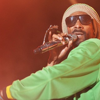 Snoop Dogg in Snoop Dogg Performing at Sunfest