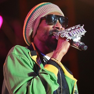 Snoop Dogg in Snoop Dogg Performing at Sunfest