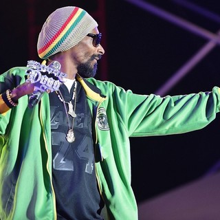 Snoop Dogg in Snoop Dogg Performing at Sunfest