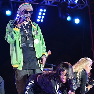 Snoop Dogg in Snoop Dogg Performing at Sunfest