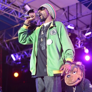 Snoop Dogg in Snoop Dogg Performing at Sunfest