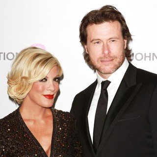 Tori Spelling, Dean McDermott in 19th Annual Elton John AIDS Foundation Academy Awards Viewing Party - Arrivals