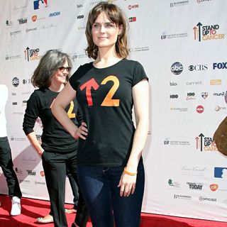 Emily Deschanel in 2010 Stand Up To Cancer - Arrivals