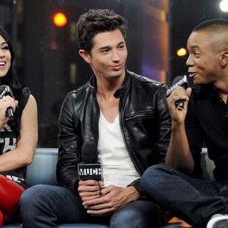 Cassie Steele Appears on MuchMusic's New.Music.Live to Promote TV series The L.A. Complex