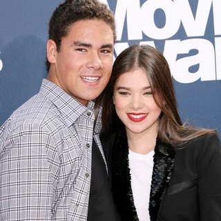 Griffin Steinfeld, Hailee Steinfeld in 2011 MTV Movie Awards - Arrivals