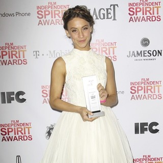 Stella Maeve in 2013 Film Independent Spirit Awards - Press Room