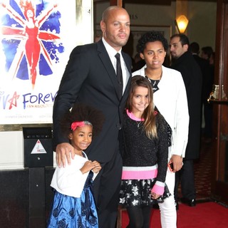 Stephen Belafonte, Phoenix Chi Gulzar, Angel Iris Murphy Brown in VIVA Forever Spice Girls The Musical - Arrivals