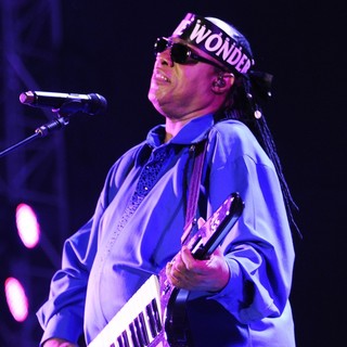 Stevie Wonder in Stevie Wonder Performing Live