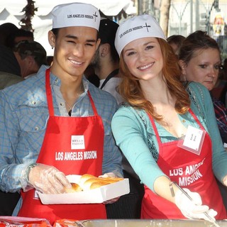 BooBoo Stewart, Sarah Drew in The Los Angeles Mission's Thanksgiving for Skid Row Homeless