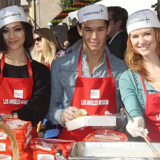 Fivel Stewart, BooBoo Stewart, Sarah Drew in The Los Angeles Mission's Thanksgiving for Skid Row Homeless