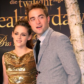 Kristen Stewart, Robert Pattinson in Twilight Saga Breaking Dawn - Biss zum Ende der Nacht Teil 2 Premiere