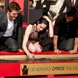 Robert Pattinson, Kristen Stewart, Taylor Lautner in Stars of The Twilight Saga Films Are Honoured with A Hand and Footprint Ceremony