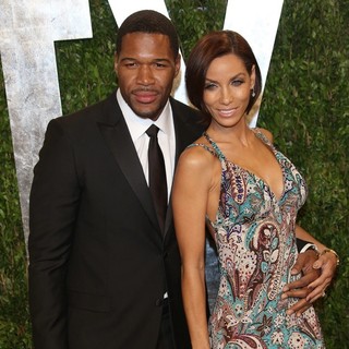 Michael Strahan, Nicole Murphy in 2013 Vanity Fair Oscar Party - Arrivals