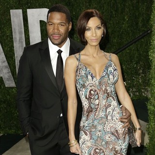 Michael Strahan, Nicole Murphy in 2013 Vanity Fair Oscar Party - Arrivals