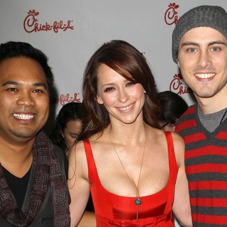Manny Streetz, Jennifer Love Hewitt in 102.7 KIIS FM's Jingle Ball 2011 - Gifting Lounge