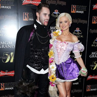 Josh Strickland, Holly Madison in The 3rd Annual Hollyween - Arrivals