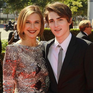 Brenda Strong, Zak Henri in 2012 Creative Arts Emmy Awards - Arrivals