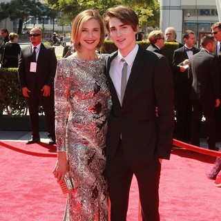 Brenda Strong, Zak Henri in 2012 Creative Arts Emmy Awards - Arrivals
