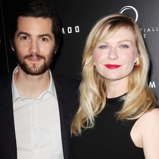 Kirsten Dunst in Upside Down Los Angeles Premiere - Arrivals - sturgess-dunst-premiere-upside-down-01