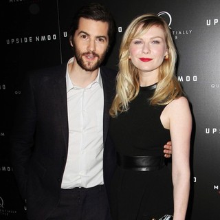 Kirsten Dunst in Upside Down Los Angeles Premiere - Arrivals - sturgess-dunst-premiere-upside-down-02