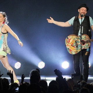 Sugarland in Sugarland Perform During The In Your Hands Tour