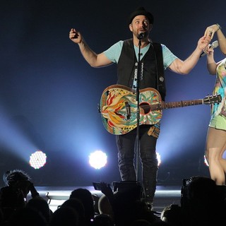 Sugarland in Sugarland Perform During The In Your Hands Tour
