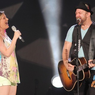 Sugarland in Sugarland Perform During The In Your Hands Tour