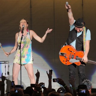 Sugarland in Sugarland Perform During The In Your Hands Tour