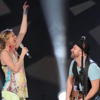 Sugarland Perform During The In Your Hands Tour