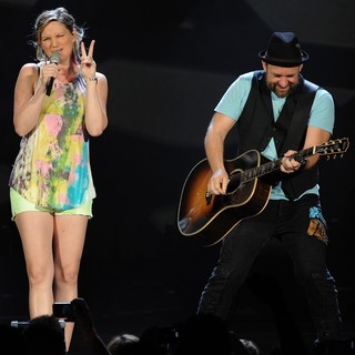 Sugarland in Sugarland Perform During The In Your Hands Tour