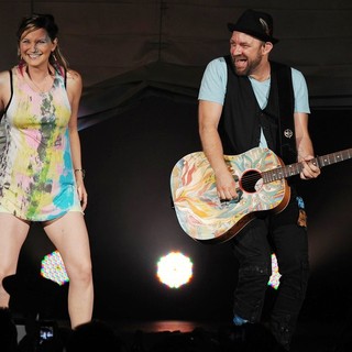 Sugarland Perform During The In Your Hands Tour - sugarland-in-your-hands-tour-46