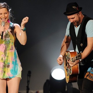 Sugarland Perform During The In Your Hands Tour