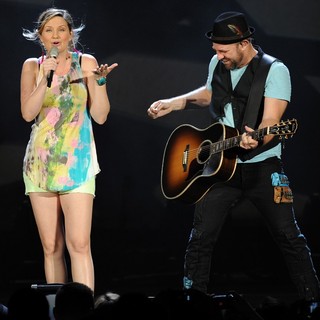 Sugarland Perform During The In Your Hands Tour - sugarland-in-your-hands-tour-49