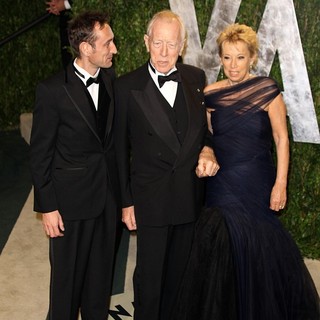 Max von Sydow, Catherine Brelet in 2012 Vanity Fair Oscar Party - Arrivals